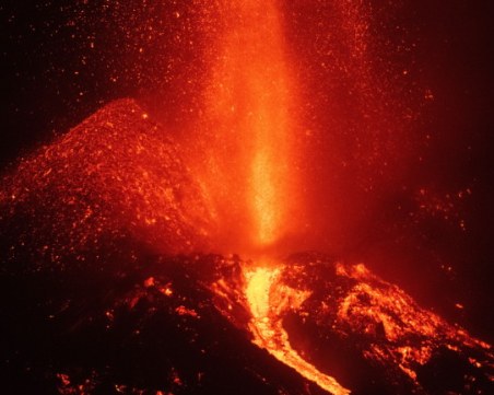 Евакуират над 30 000 души във Филипините заради вулкан