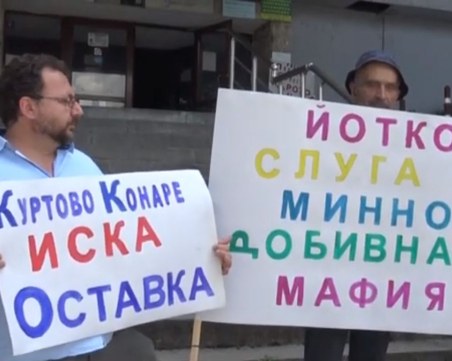 Протестиращите срещу кариерата в Горнослав връчиха документи на шефа на РИОСВ, чакани 5 месец от него