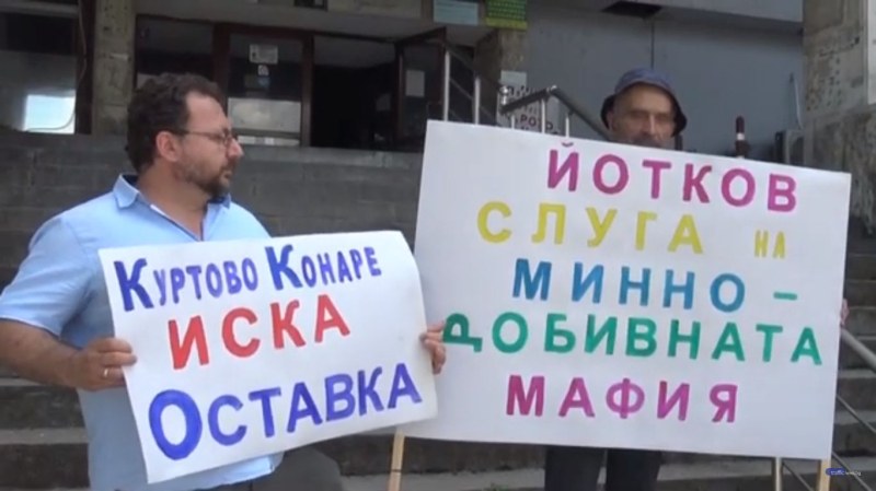 Протестиращите срещу кариерата в Горнослав връчиха документи на шефа на РИОСВ, чакани 5 месец от него