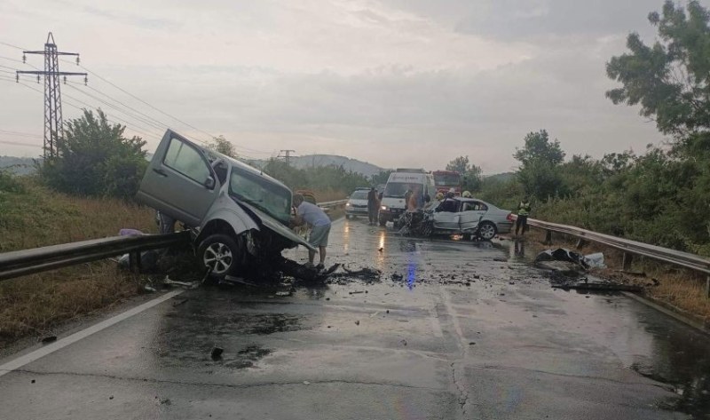 Тежка катастрофа между Китен и Приморско! 18-годишен загина, петима са ранени