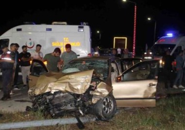 Шестима души са били ранени при катастрофа между автомобил с