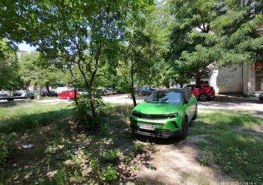 Зелените площи станаха удобно място за паркиране на сянка Читател