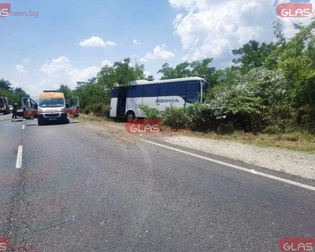Автобус и кола се удариха на Е-79, има жертва и ранени