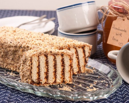 Бисквитено руло с мармалад и орехи