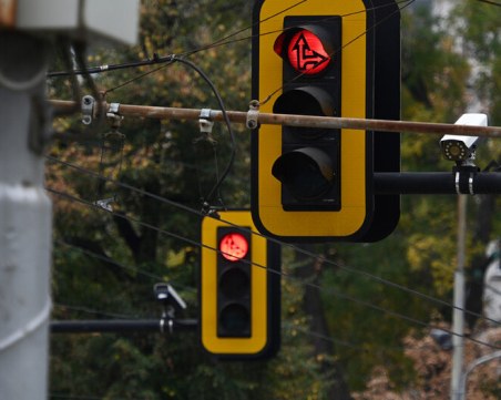 Блокира светофар на кръстовище в Кършияка заради наводнена шахта