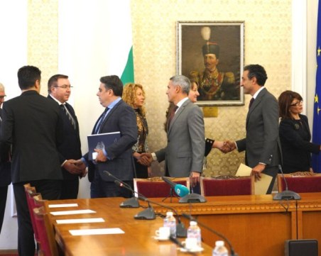 ГЕРБ-СДС поискаха отлагане на лидерската среща с ПП-ДБ, Петков потвърди, че я местят за утре