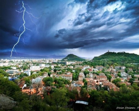 Горещо време, гръмотевици и дъжд днес