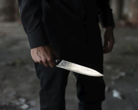 Мъж намушка с нож съпруга на любовницата си във Варна