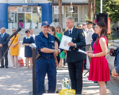 Полицаи и пожарникари от Пазарджик бяха наградени по случай празника на МВР
