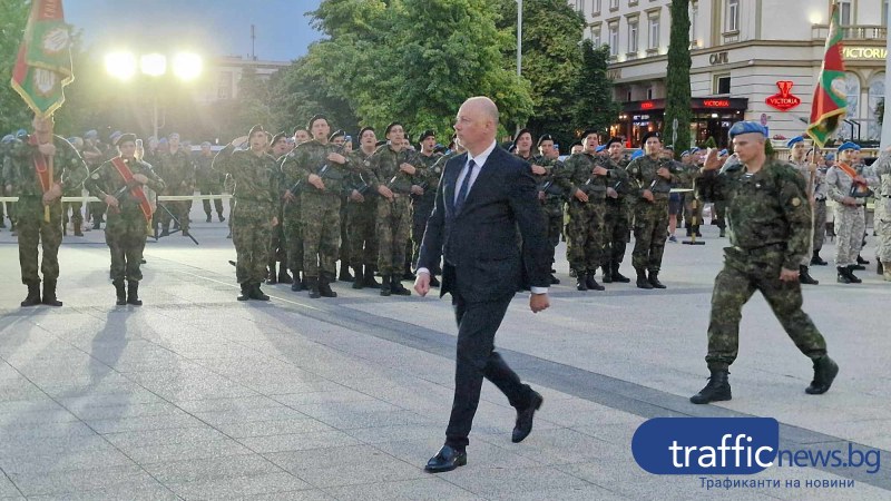 Пловдивския гарнизон отбеляза празника си с тържествена заря-проверка на площад