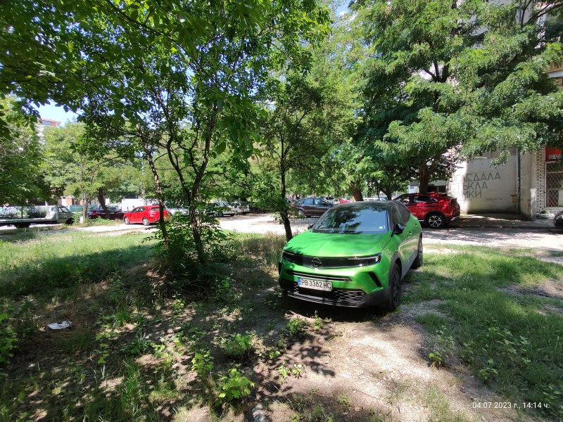Зелените площи станаха удобно място за паркиране на сянка. Читател