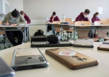 Нидерландия забранява от догодина използването на мобилни устройства в класните