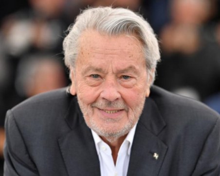 Ален Делон подкрепи жалба, подадена от децата му, срещу жената, с която живее