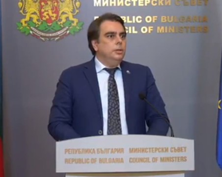 Асен Василев: Няма да вдигаме полицейските заплати