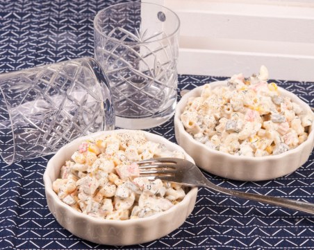 Макаронена салата с рачешки рулца