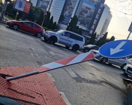 Знак и един ден не остава неотнесен. Там ли му е мястото?