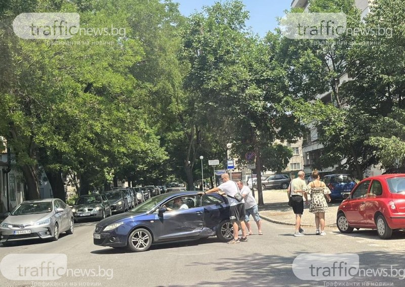 Лека катастрофа между два автомобила затрудни движението в района на