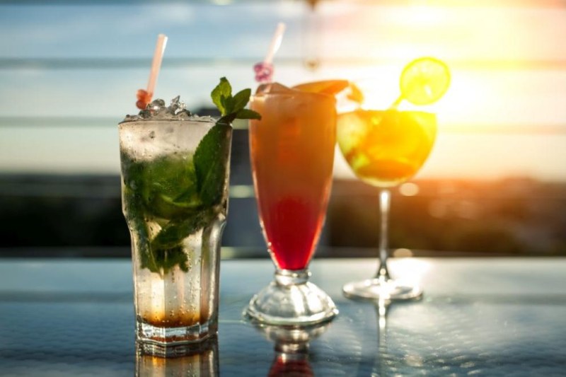 Съставки от популярни коктейли излагат на риск кожата през лятото