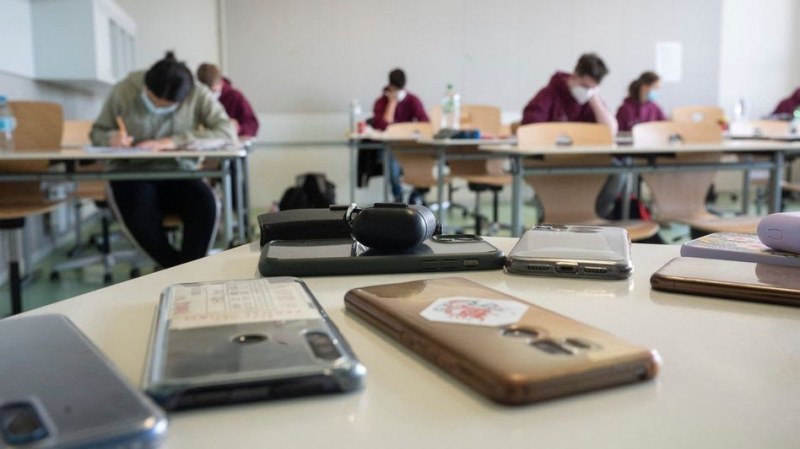 Нидерландия забранява използването на мобилни устройства в класните стаи