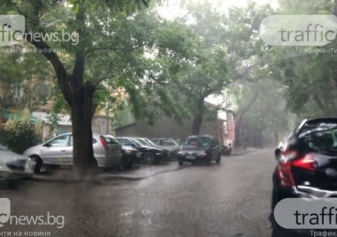 Интензивни валежи и бури в страната и ще има условия