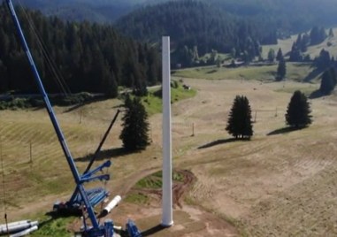 Започна монтирането на 111 метровия пилон на Роженските поляни който провокира