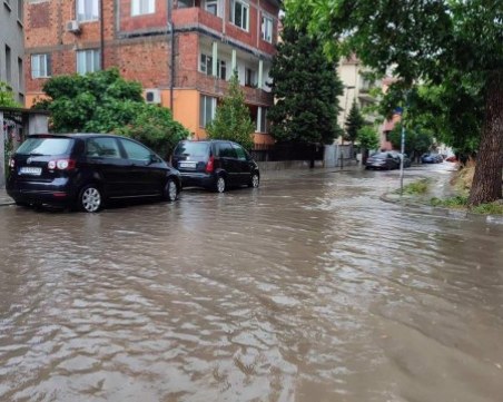 Бури и порои връхлитат България утре, на места кодът е оранжев