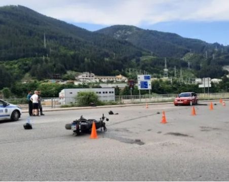 Двама мотористи пострадаха при катастрофа в Смолян