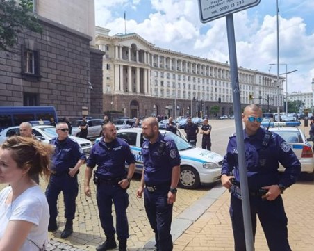 Хора се събраха пред Министерския съвет в подкрепа и 