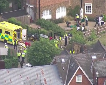 Кола се вряза в училище в Лондон, има тежко пострадали деца
