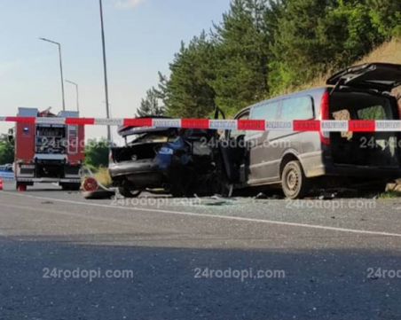 Младежи загинаха при челен сблъсък между микробус и кола