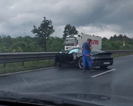 Порше катастрофира на 