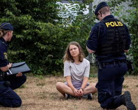 Съдят екоактивистката Грета Тунберг за неподчинение на полицията