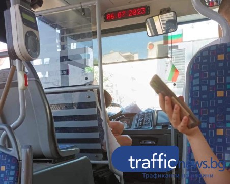 Шофьор на автобус в Пловдив заспивал на всеки светофар, закачал се с млади пътнички