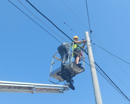 Сменят уличното осветление в Брестовица, кметът Павел Михайлов на проверка