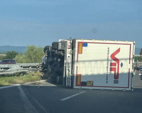 Тир се обърна на магистралата край Пазарджик, шофьорът е бил пиян