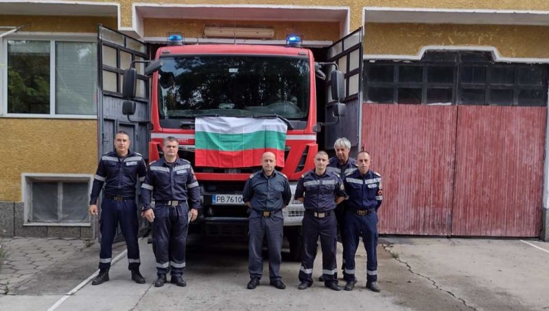 Пловдивски полицаи и пожарникари излязоха днес на  предупредителен протест.  Както