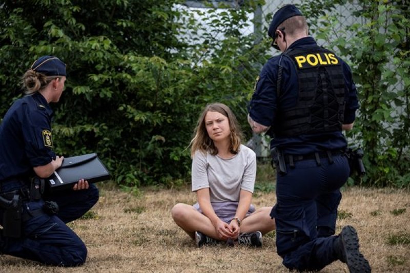 Съдят екоактивистката Грета Тунберг за неподчинение на полицията
