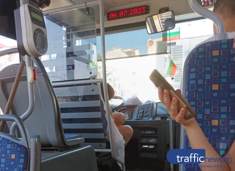 Шофьор на автобус в Пловдив заспивал на всеки светофар, закачал се с млади пътнички
