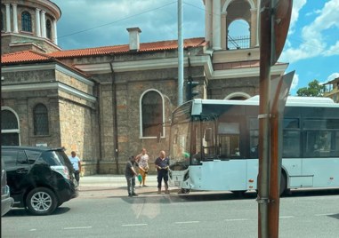 Автобус и лек автомобил са се блъснали на бул Княгиня