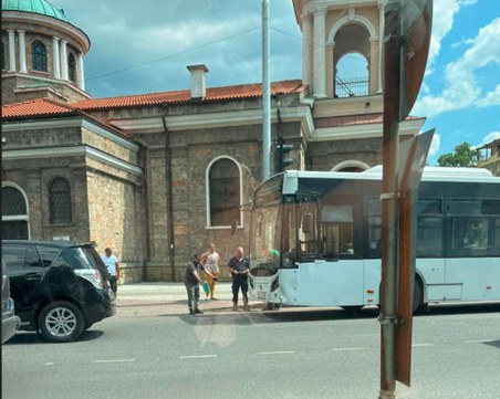 Инцидент с автобус затруднява движението в центъра на Пловдив