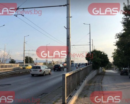 Камион и кола се сблъскаха на надлез 