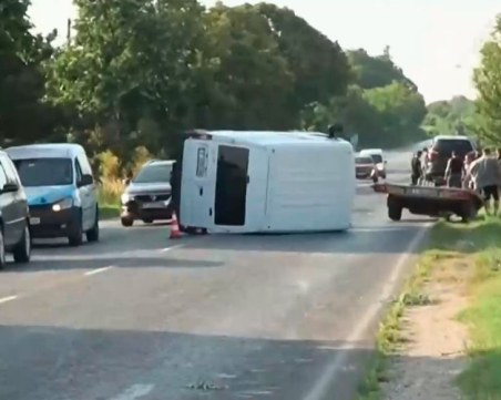 Микробус с пътници се удари с кола, затворен е пътя Русе-Варна