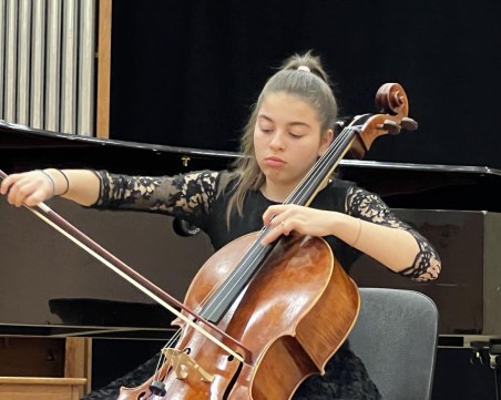 Млада пловдивска челистка се върна с първи награди от големи конкурси в Европа