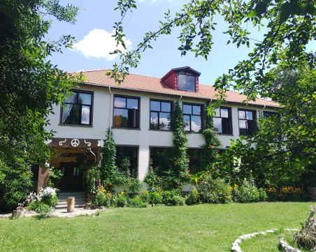 Нормално ли е семейно жилище в Пловдив да струва колкото уелнес комплекс със 17 стаи в Родопите?