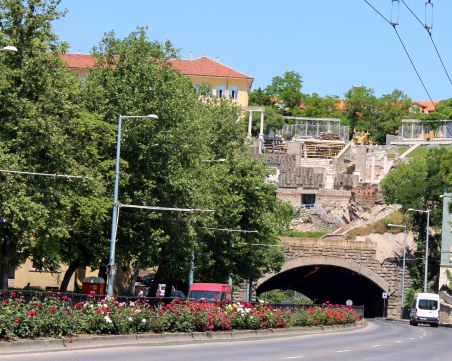 Ограничават движението под Античния театър утре