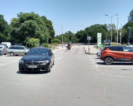 Водач на БМВ заряза автомобила си по безумен начин в Пловдив