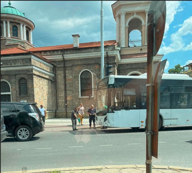 Инцидент с автобус затруднява движението в центъра на Пловдив