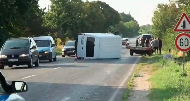 Микробус с пътници се удари с кола, затворен е пътя Русе-Варна