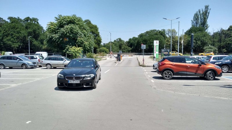 Водач на БМВ заряза автомобила си по безумен начин в Пловдив
