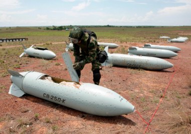Решението на Съединените щати да предоставят на Украйна касетъчни боеприпаси